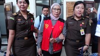 Ratna saat tiba di pengadilan.