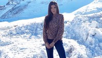 Berada di Pas de la casa, perbatasan Prancis, Nadia juga mengenakan sweater plus sepatu boots hangat. Area ini memang terkenal buat main ski. (Instagram/@nadiavilesgarcia)