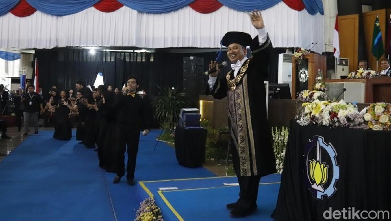 Sindir Mahasiswa Belum Lulus Alasan Rektor ITS Nyanyi Selow Saat Wisuda Sindir Mahasiswa Belum Lulus Alasan Rektor ITS Nyanyi Selow Saat Wisuda