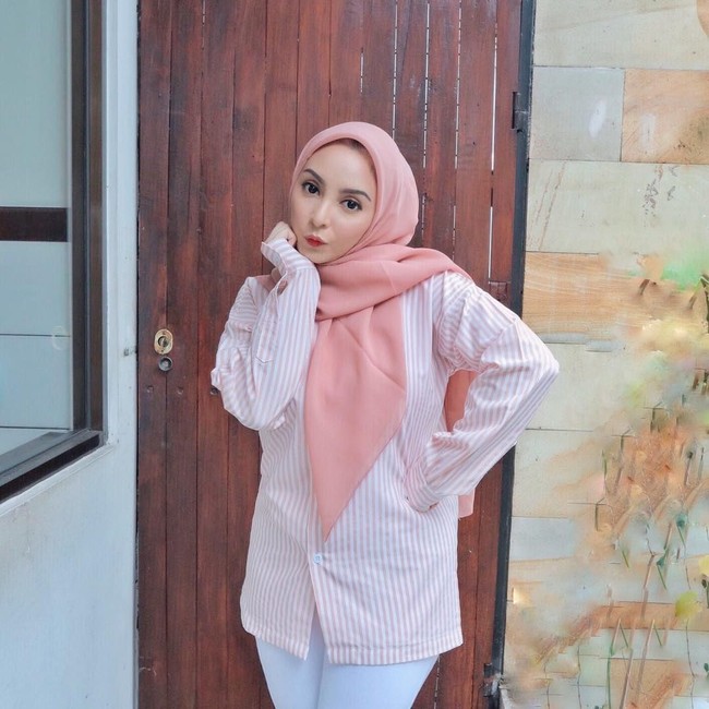 Wanita berdarah Arab ini juga menjadi salah satu selebgram hijab asal Bandung yang populer di Instagram. Nabilla Belai memiliki gaya hijab yang feminin dan simple. Tak heran jika kini ia memiliki 338 ribu followers di Instagram. Foto: Instagram/nabilabellai
