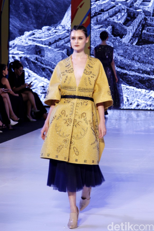 Hian Tjen mempersembahkan rancangan terbarunya pada fashion show hari pertama di Fashion Nation 2019, Senayan City, Senayan City, Jakarta, Jumat, [15/03/2019]. Foto: Mohammad Abduh/Wolipop