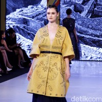 Hian Tjen mempersembahkan rancangan terbarunya pada fashion show hari pertama di Fashion Nation 2019, Senayan City, Senayan City, Jakarta, Jumat, [15/03/2019]. Foto: Mohammad Abduh/Wolipop