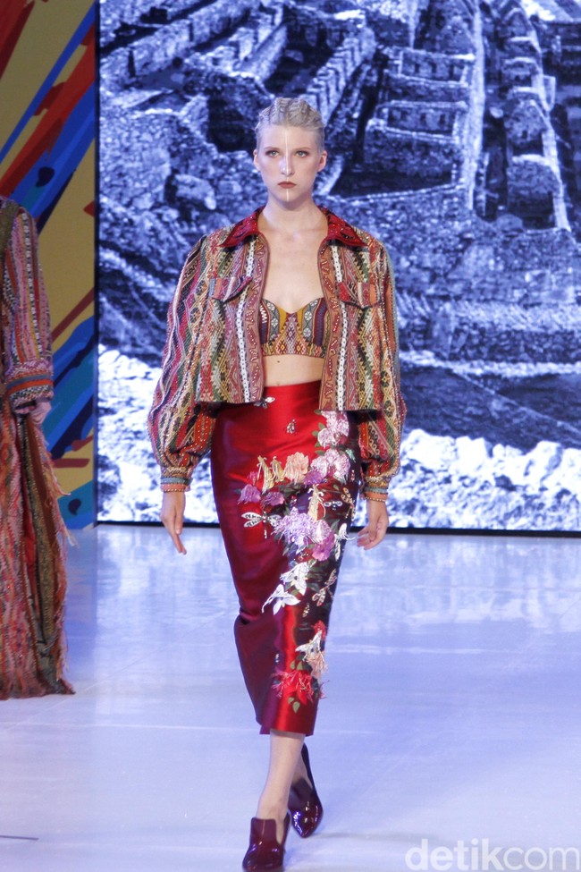 Hian Tjen mempersembahkan rancangan terbarunya pada fashion show hari pertama di Fashion Nation 2019, Senayan City, Senayan City, Jakarta, Jumat, [15/03/2019]. Foto: Mohammad Abduh/Wolipop