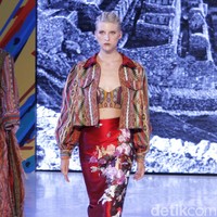 Hian Tjen mempersembahkan rancangan terbarunya pada fashion show hari pertama di Fashion Nation 2019, Senayan City, Senayan City, Jakarta, Jumat, [15/03/2019]. Foto: Mohammad Abduh/Wolipop