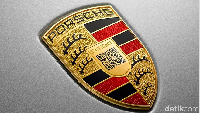 Coba apa yang aneh dari logo Porsche ini? Ya ada barcode di tengahnya, menggantikan logo kuda yang selama ini hadir. Tentunya ini lelucon saja. Foto: Istimewa