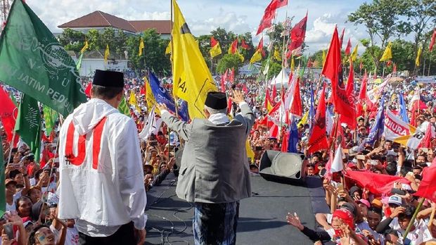 Didampingi TGB, Ma'ruf Amin Salam Jempol Sapa Pendukung di Lombok NTB