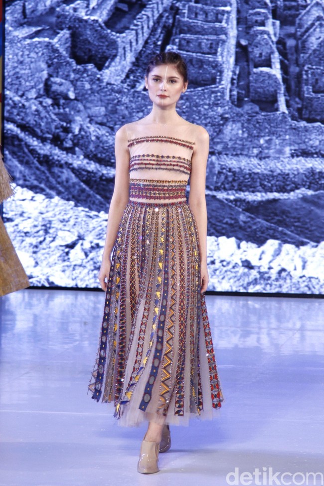 Hian Tjen mempersembahkan rancangan terbarunya pada fashion show hari pertama di Fashion Nation 2019, Senayan City, Senayan City, Jakarta, Jumat, [15/03/2019]. Foto: Mohammad Abduh/Wolipop