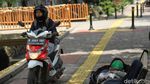 Nggak Kapok! Pemotor Terobos Trotoar Enaknya Diapain Ya?