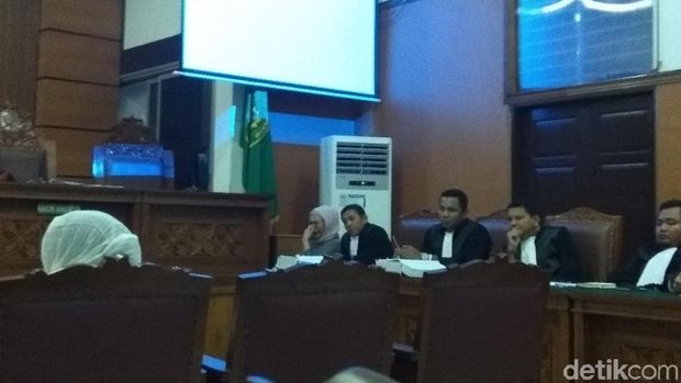 Ratna Sarumpaet saat mendengarkan keterangan saksi Wakil Ketua BPN, Nanik S Deyang di PN Jaksel, Selasa (2/4/2019)
