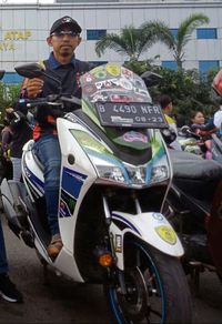  Adi Kenzi, bikers yang mengendarai Yamaha Lexi untuk beraktivitas sehari-hari