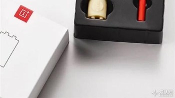 Coklat WarpTen dari OnePlus yang selain bisa dimakan juga dapat mengisi ulang ponsel secara nirkabel. Jadi produk ini bisa mengisi energi pengguna dan ponselnya sekaligus. Foto: Weibo via Gizmochina