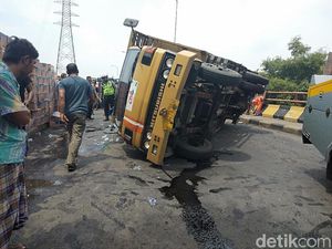 Truk Muat Air Mineral Terguling, Jalur Malang-Surabaya Tutup Total 2 Jam