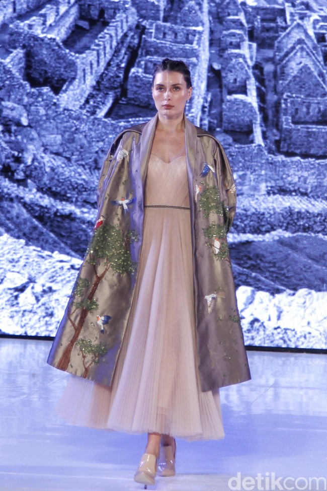 Hian Tjen mempersembahkan rancangan terbarunya pada fashion show hari pertama di Fashion Nation 2019, Senayan City, Senayan City, Jakarta, Jumat, [15/03/2019]. Foto: Mohammad Abduh/Wolipop