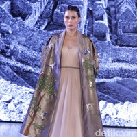 Hian Tjen mempersembahkan rancangan terbarunya pada fashion show hari pertama di Fashion Nation 2019, Senayan City, Senayan City, Jakarta, Jumat, [15/03/2019]. Foto: Mohammad Abduh/Wolipop