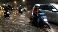 Sejumlah pemotor terlihat sangat waspada saat menerobos genangan.