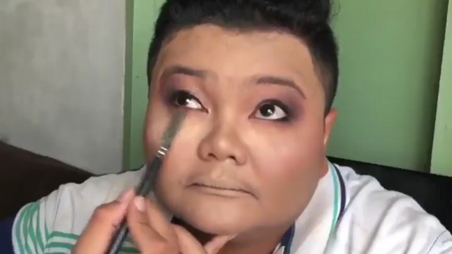 Kami sedang makan malam ketika saudara perempuan saya yang tercinta mengatakan kepada saya bahwa ingin mulai mengenakan jilbab dan belajar untuk melakukan make up sendiri karena dia baru saja dipromosikan di tempat kerja, ungkap Isma kepada mStar. Foto: Screenshot Twitter