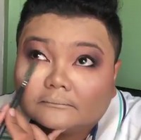 Kami sedang makan malam ketika saudara perempuan saya yang tercinta mengatakan kepada saya bahwa ingin mulai mengenakan jilbab dan belajar untuk melakukan make up sendiri karena dia baru saja dipromosikan di tempat kerja, ungkap Isma kepada mStar. Foto: Screenshot Twitter