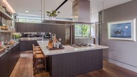 Bagian dapur dibuat lapang supaya pemilik rumah dan tamu bisa bercengkerama sambil masak dan makan. Istimewa/mansionglobal.com.