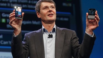 CEO BlackBerry kala itu, Thorsten Heins, meluncurkan ponsel baru berbasis sistem operasi BlackBerry 10. Ia memegang BlackBerry Z10 dan BlackBerry Q10 sebagai ponsel perdana OS tersebut, pada sebuah event megah di akhir Januari 2013. Foto: Getty Images