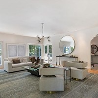 Area ruang keluarga yang dilengkapi jendela besar sehingga memberikan pemandangan hijau dari luar. Foto: dok. Alba Realty