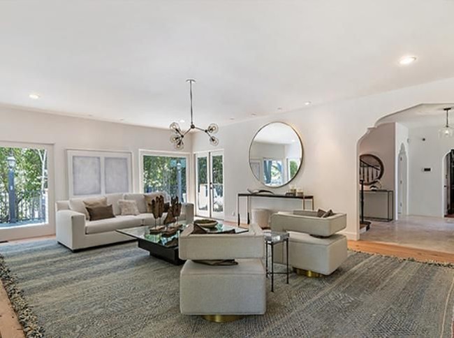 Area ruang keluarga yang dilengkapi jendela besar sehingga memberikan pemandangan hijau dari luar. Foto: dok. Alba Realty