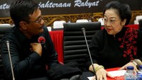 Megawati nampak hadir dengan mengenakan pakaian berwarna hitam dengan hiasan berwarna merah di salah satu sisinya. Ia nampak berbincang dengan Ketua DPP PDIP Djarot Saiful Hidayat.