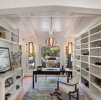 Terdapat pula area baca atau ruang kerja terbuka yang juga bisa difungsikan sebagai perpustakaan mini. Foto: dok. Alba Realty