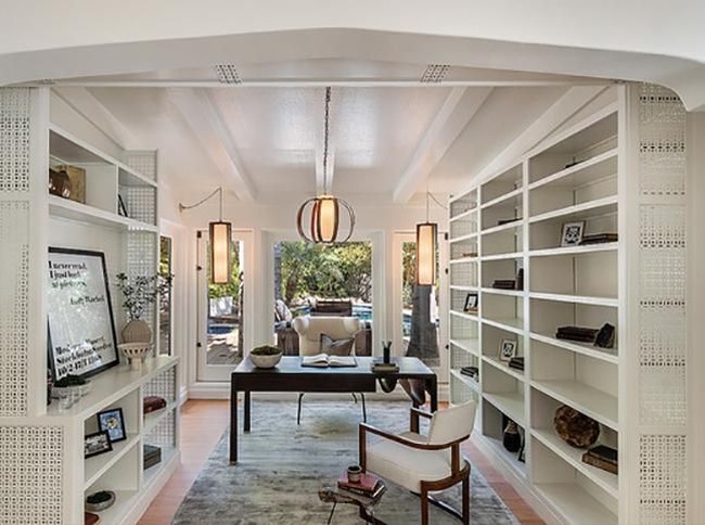 Terdapat pula area baca atau ruang kerja terbuka yang juga bisa difungsikan sebagai perpustakaan mini. Foto: dok. Alba Realty