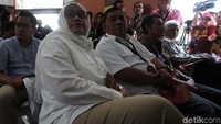 Selain Nanik, 3 orang saksi yang dihadirkan JPU lainnya adalah karyawan Ratna. Ketiganya adalah Ahmad Rubangi, Saharudin, Makmur Julianto.