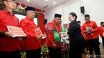 Megawati Salam Metal Usai Kukuhkan Kader Baru PDIP