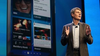 Meski menghadirkan berbagai fitur baru, nyatanya ponsel BlackBerry 10 kurang laris di pasaran. BlackBerry Z10 kabarnya banyak yang menumpuk di gudang. Banyak pihak menilai, jika saja ponsel BlackBerry 10 dirilis jauh-jauh hari, masih ada potensi bagi BlackBerry melawan dominasi Android dan iPhone. Foto: Getty Images