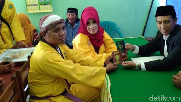 Pasangan menikah memakai baju perguruan silat/
