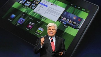 Mike tampil di panggung pada saat peluncuran tablet BlackBerry Playbook sebagai jawaban terhadap iPad dan deretan tablet Android pada tahun 2010. Sayang produk ini gagal di pasaran. Foto: Getty Images
