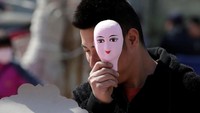 Setiap tanggal 4 April warga China akan mengunjungi pemakaman keluarga dan leluhur mereka untuk membersihkan kuburan, meletakan makanan, dan membakar uang-uangan.
