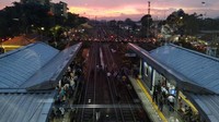 Gangguan ini menyebabkan perjalanan KRL menuju Bekasi hanya bisa sampai di Stasiun Cakung. 
