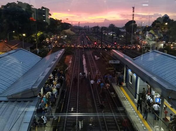 Penumpukan Penumpang KRL di Stasiun Cakung Akibat Gangguan