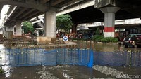 Kendaraan menumpuk di Jalan DI Panjaitan, Jakarta Timur, akibat banjir.