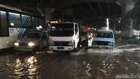 Genangan air di Jalan DI Panjaitan nampak setinggi mata kaki orang dewasa.