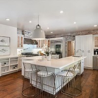 Dapurnya juga cukup luas dengan meja island di tengah. Sangat cocok buat mereka yang hobi memasak. Foto: dok. Alba Realty