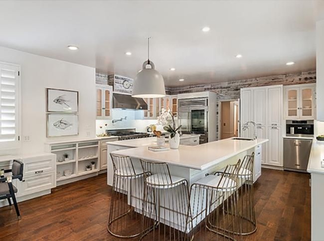 Dapurnya juga cukup luas dengan meja island di tengah. Sangat cocok buat mereka yang hobi memasak. Foto: dok. Alba Realty