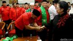Megawati Salam Metal Usai Kukuhkan Kader Baru PDIP