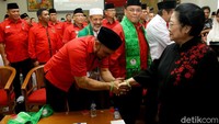 Selain diberikan kepada para tokoh Islam yang bergabung menjadi kader PDIP, kartu tanda anggota (KTA) turut diberikan Megawati kepada para purnawirawan dan akademisi yang menyatakan diri bergabung dengan PDIP.