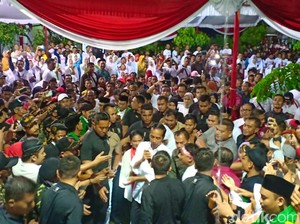 Jokowi Terabas Hujan Demi Temui Ribuan Pendukungnya di Ngawi