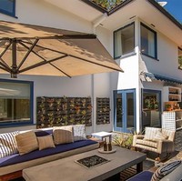 Halamannya cukup luas, dilengkapi bar dan area duduk-duduk untuk menjamu para tamu. Foto: dok. Alba Realty