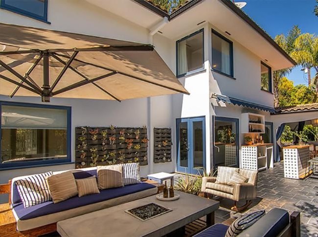 Halamannya cukup luas, dilengkapi bar dan area duduk-duduk untuk menjamu para tamu. Foto: dok. Alba Realty