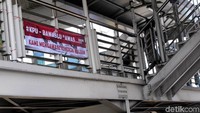 Spanduk tersebut tersebar di beberapa lokasi seperti sekitar Pasar Mayestik dan Kebayoran Baru, Jakarta Selatan.