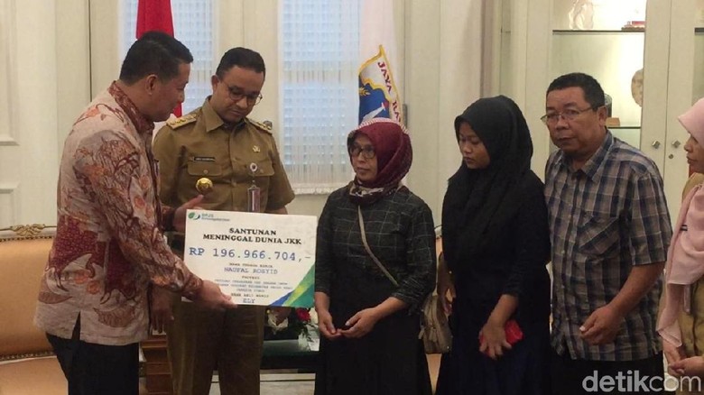Anies Beri Santunan ke Keluarga Anggota PPSU Korban Tabrak Lari Anies Beri Santunan ke Keluarga Anggota PPSU Korban Tabrak Lari