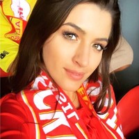 Natalia Loewe Becker yang merupakan seorang dokter itu selalu setia menonton sang suami bertanding, baik ketika Alisson Becker masih menjadi kiper Internacional hingga kini Liverpool dan menjadi kiper terbaik Premier League. Seperti inilah penampilan Natalia saat berada di barisan penonton pertandingan Liverpool. Dia memakai syal merah bergambar wajah suaminya. Foto: Instagram @ natalialbecker