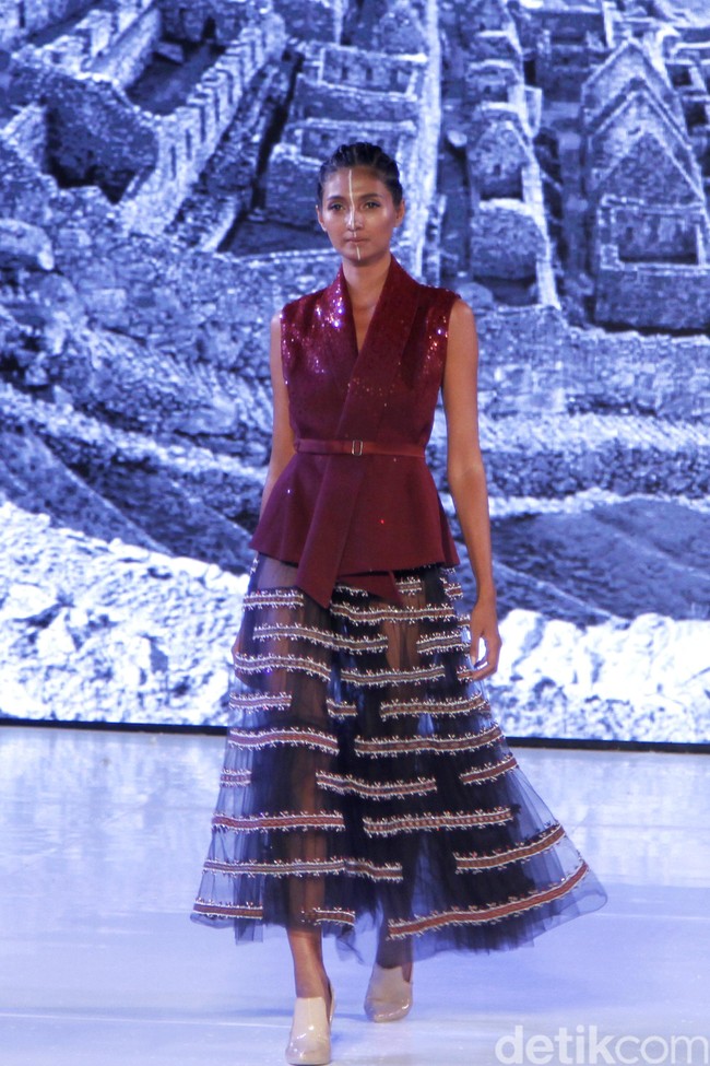 Hian Tjen mempersembahkan rancangan terbarunya pada fashion show hari pertama di Fashion Nation 2019, Senayan City, Senayan City, Jakarta, Jumat, [15/03/2019]. Foto: Mohammad Abduh/Wolipop