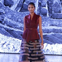 Hian Tjen mempersembahkan rancangan terbarunya pada fashion show hari pertama di Fashion Nation 2019, Senayan City, Senayan City, Jakarta, Jumat, [15/03/2019]. Foto: Mohammad Abduh/Wolipop